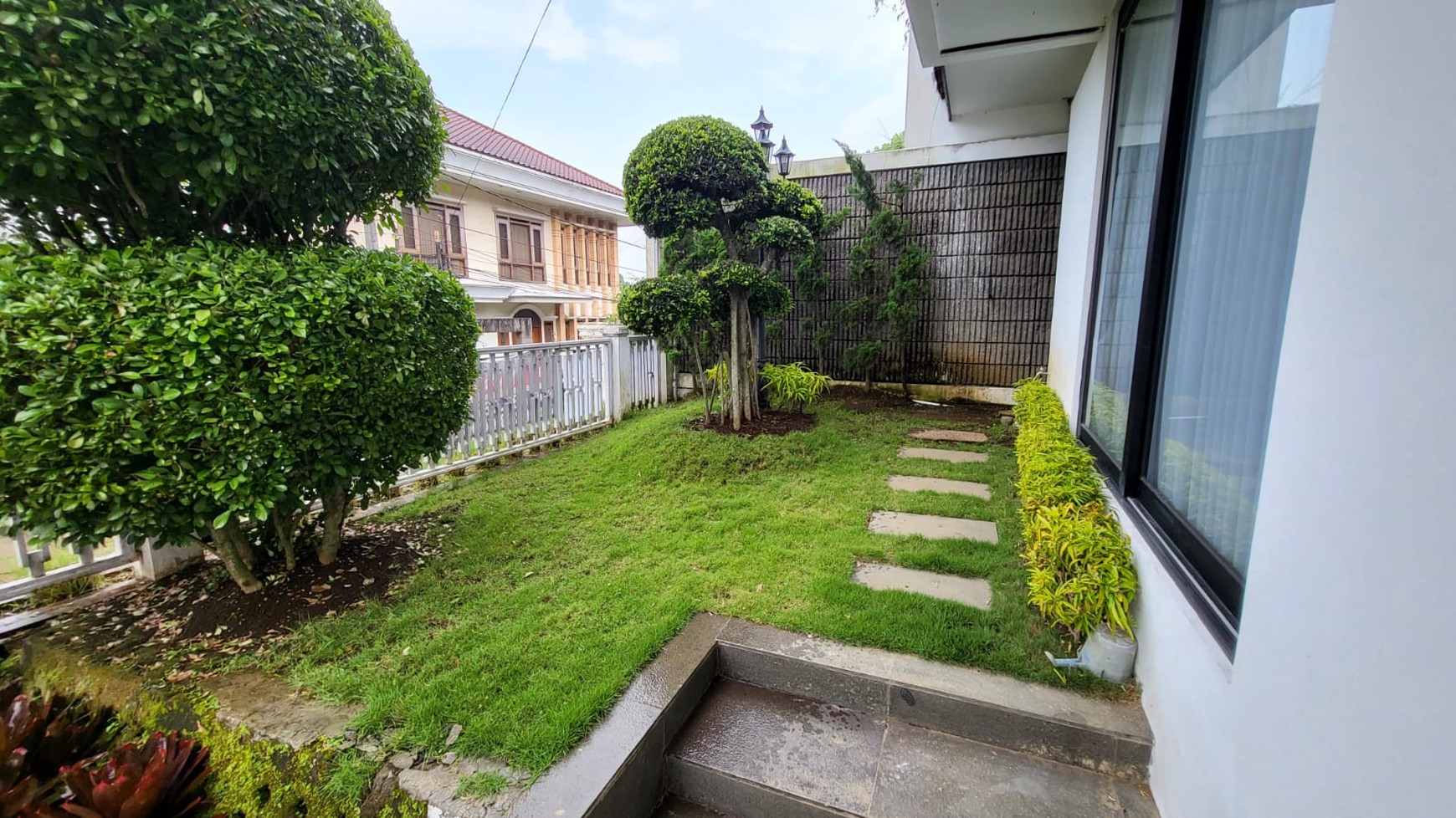 Dijual Rumah Lux di Bnadung Utara Siap Huni, Budisari