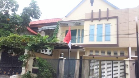 Rumah 2 Lantai Cantik Terawat Serasa Baru, Siap Huni, Di Tebet Timur, Dan Hanya 3 Menit Ke Jl. MT Haryono