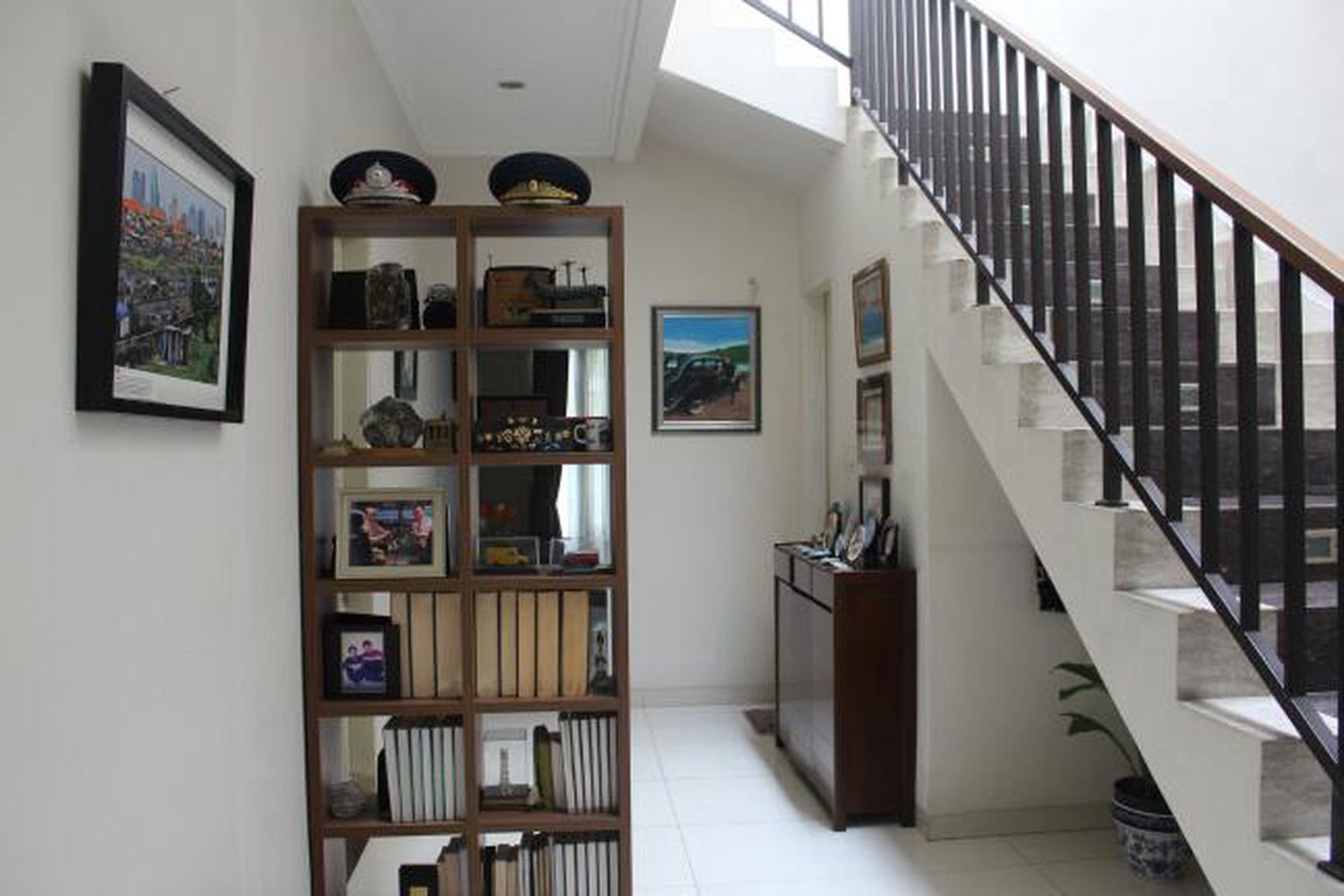 Rumah 2 Lantai Cantik Terawat Serasa Baru, Siap Huni, Di Tebet Timur, Dan Hanya 3 Menit Ke Jl. MT Haryono