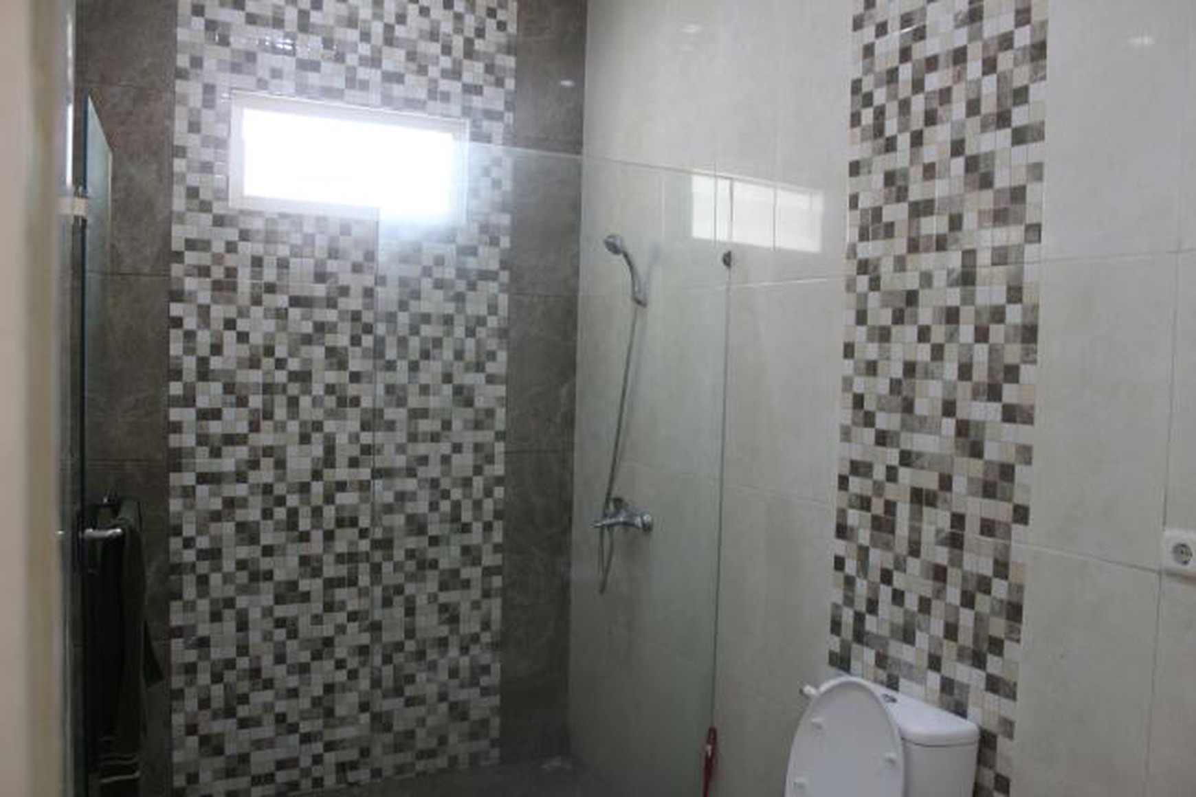 Rumah 2 Lantai Cantik Terawat Serasa Baru, Siap Huni, Di Tebet Timur, Dan Hanya 3 Menit Ke Jl. MT Haryono