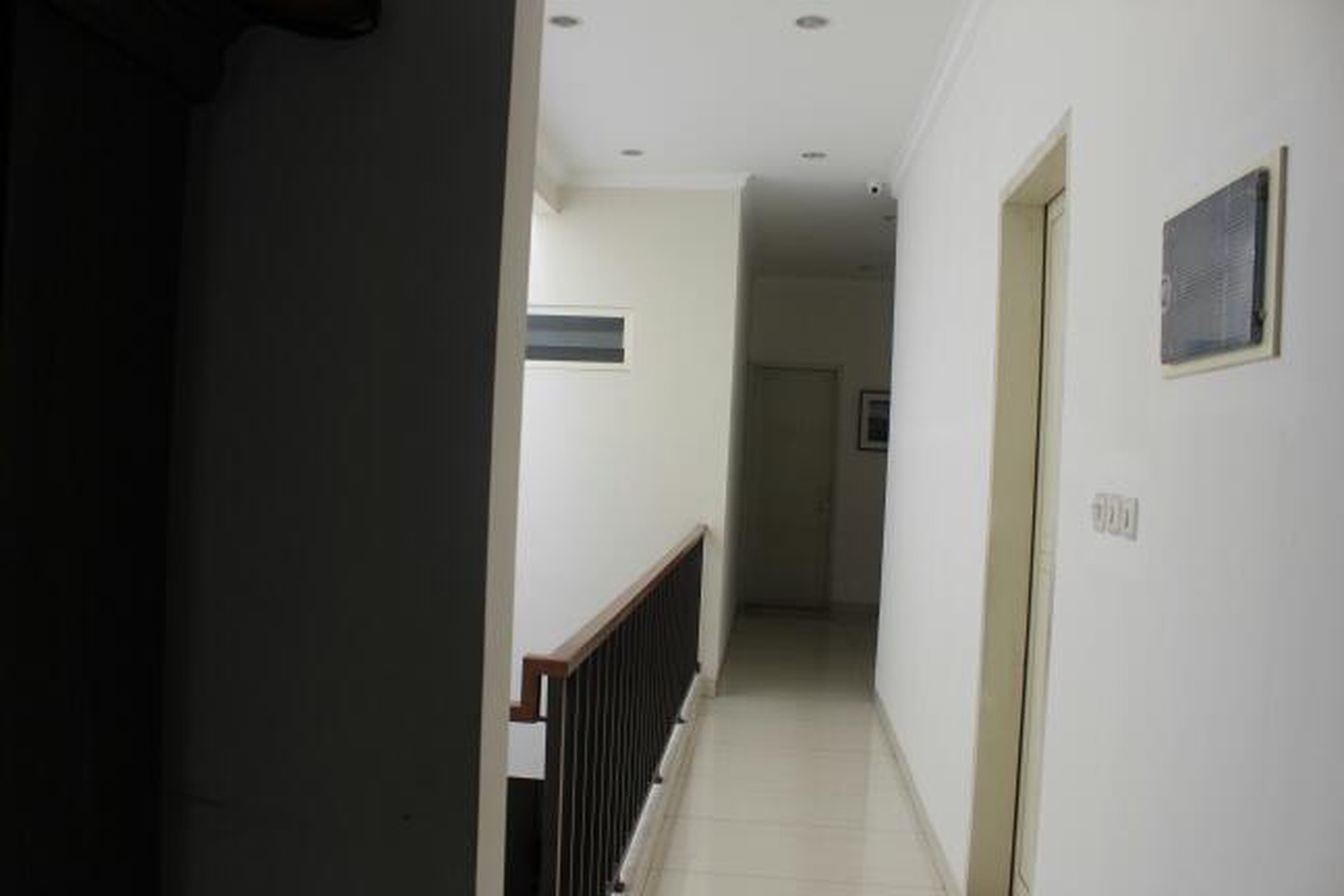 Rumah 2 Lantai Cantik Terawat Serasa Baru, Siap Huni, Di Tebet Timur, Dan Hanya 3 Menit Ke Jl. MT Haryono