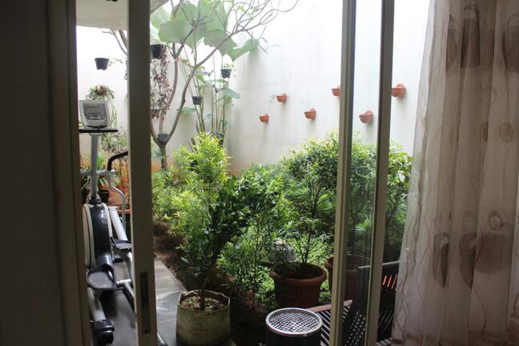 Rumah 2 Lantai Cantik Terawat Serasa Baru, Siap Huni, Di Tebet Timur, Dan Hanya 3 Menit Ke Jl. MT Haryono