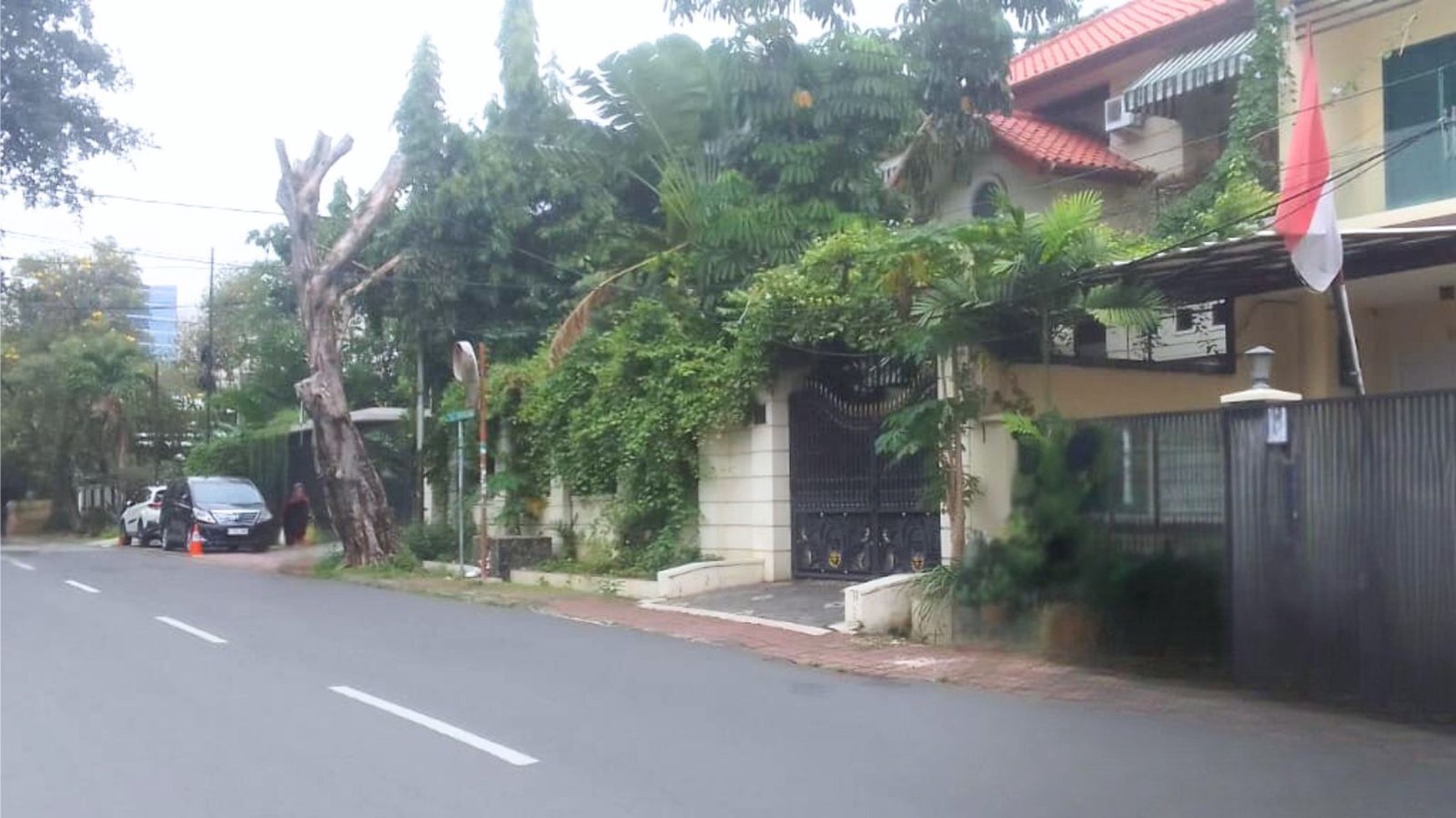 Rumah 2 Lantai Cantik Terawat Serasa Baru, Siap Huni, Di Tebet Timur, Dan Hanya 3 Menit Ke Jl. MT Haryono