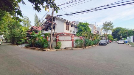 Rumah Hoek, depan taman, dekat ke Pasar Mandiri, sekolah, klinik di Gading Putih