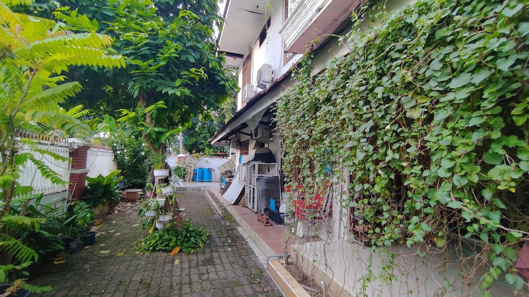 Rumah Hoek, depan taman, dekat ke Pasar Mandiri, sekolah, klinik di Gading Putih