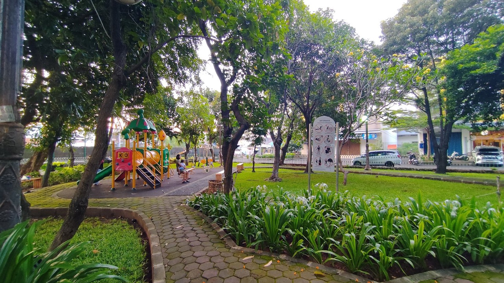 Rumah Hoek, depan taman, dekat ke Pasar Mandiri, sekolah, klinik di Gading Putih