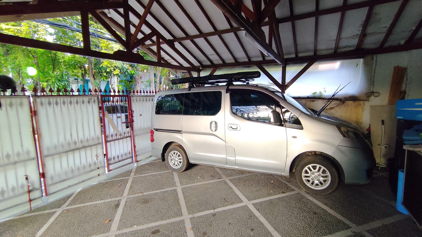 Rumah Hoek, depan taman, dekat ke Pasar Mandiri, sekolah, klinik di Gading Putih