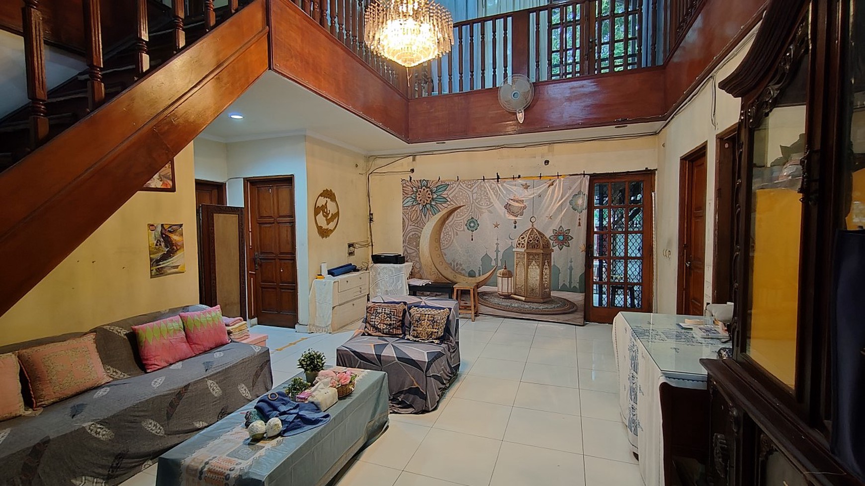 Rumah Hoek, depan taman, dekat ke Pasar Mandiri, sekolah, klinik di Gading Putih
