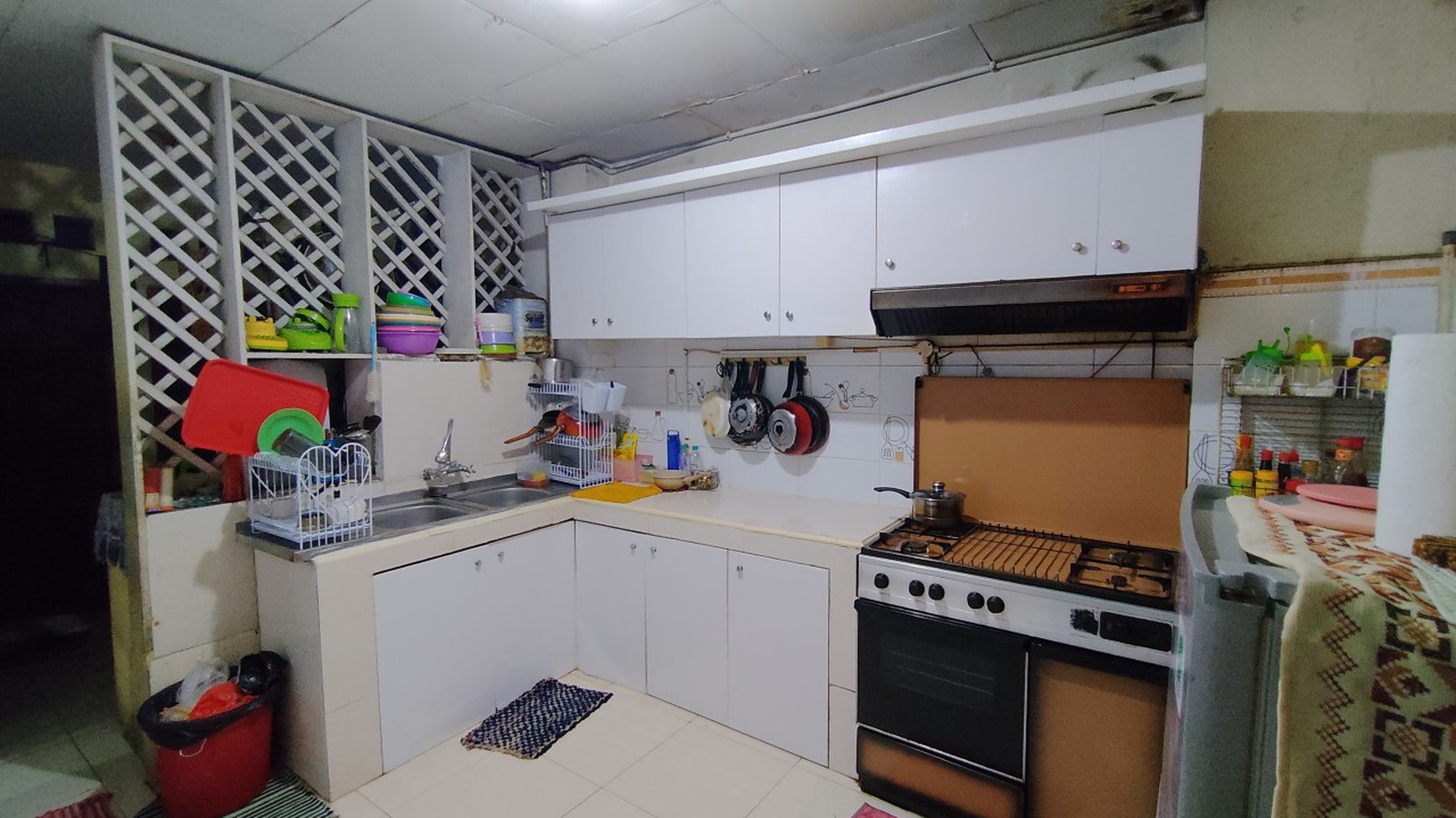 Rumah Hoek, depan taman, dekat ke Pasar Mandiri, sekolah, klinik di Gading Putih