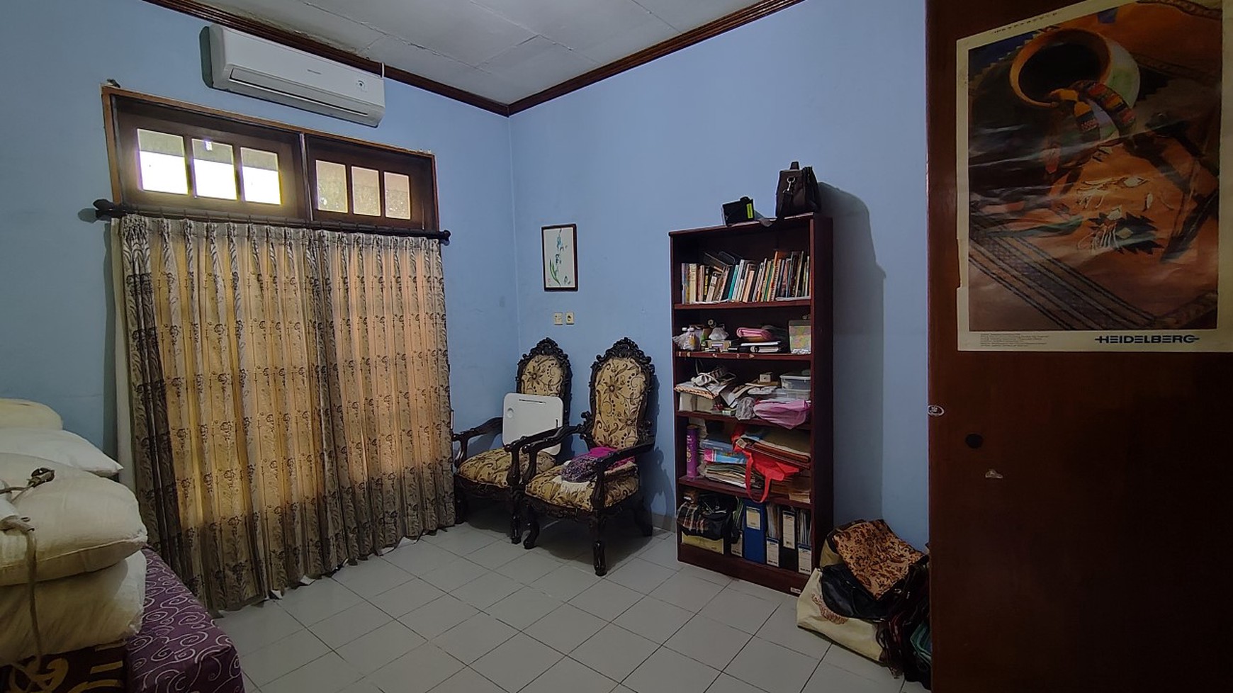 Rumah Hoek, depan taman, dekat ke Pasar Mandiri, sekolah, klinik di Gading Putih