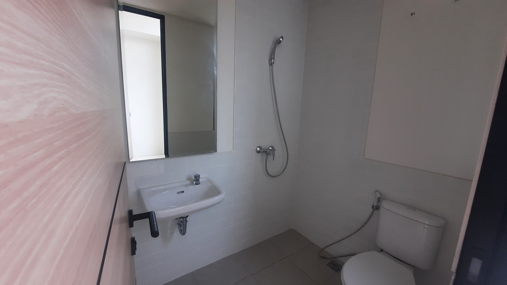 RUMAH MINIMALIS MODERN DI LOKASI STRATEGIS DEKAT JALAN BOULEVARD LIPPO CIKARANG DI CLUSTER CENDANA SPARK