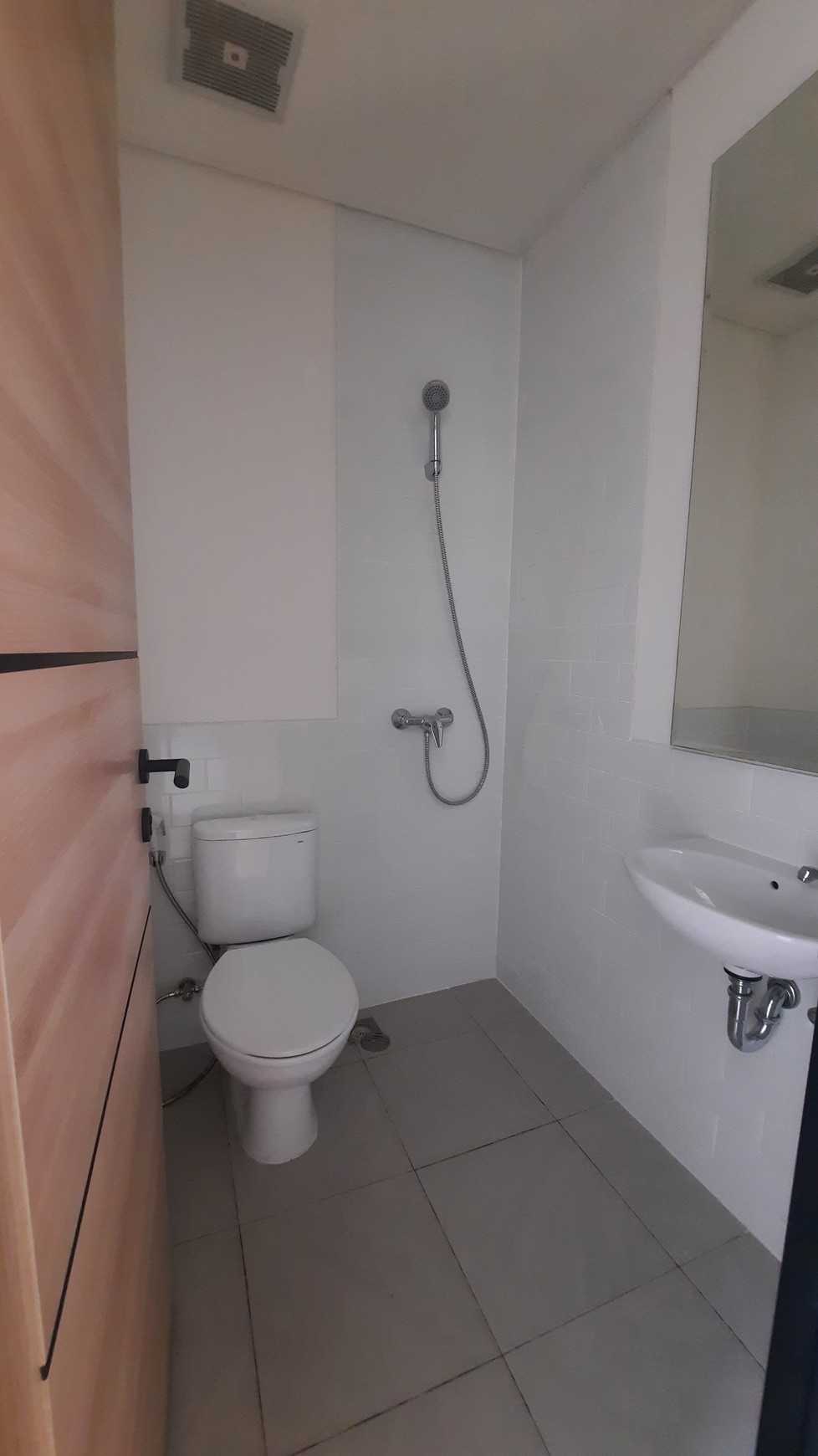 RUMAH MINIMALIS MODERN DI LOKASI STRATEGIS DEKAT JALAN BOULEVARD LIPPO CIKARANG DI CLUSTER CENDANA SPARK