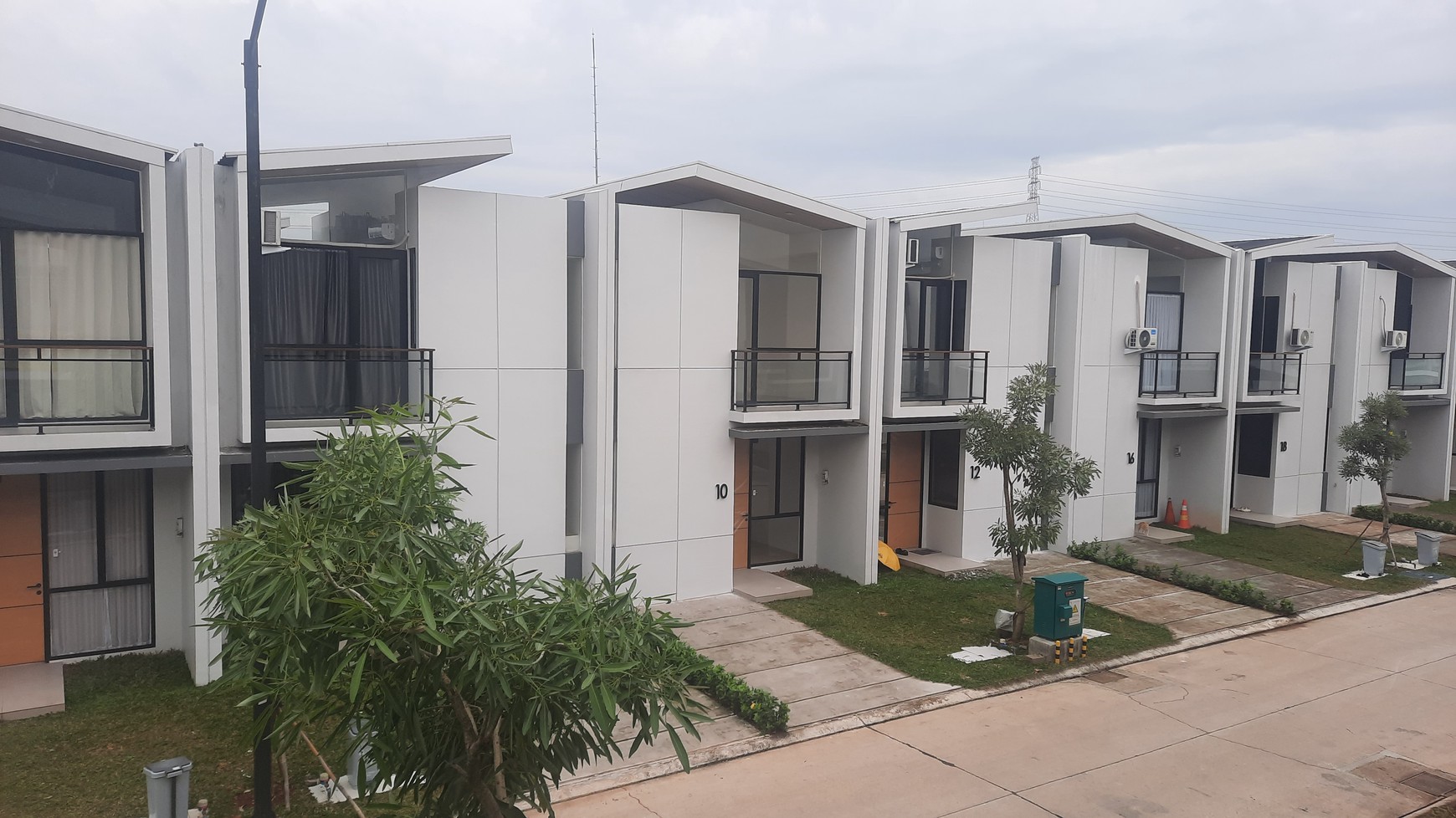 RUMAH MINIMALIS MODERN DI LOKASI STRATEGIS DEKAT JALAN BOULEVARD LIPPO CIKARANG DI CLUSTER CENDANA SPARK