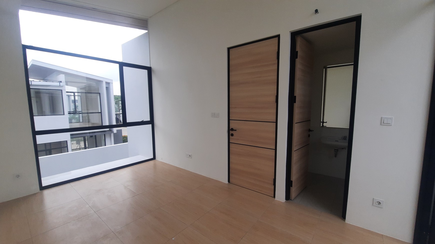 RUMAH MINIMALIS MODERN DI LOKASI STRATEGIS DEKAT JALAN BOULEVARD LIPPO CIKARANG DI CLUSTER CENDANA SPARK
