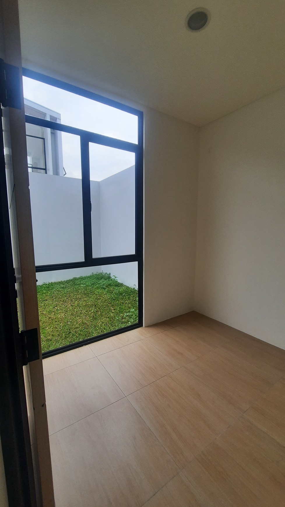 RUMAH MINIMALIS MODERN DI LOKASI STRATEGIS DEKAT JALAN BOULEVARD LIPPO CIKARANG DI CLUSTER CENDANA SPARK