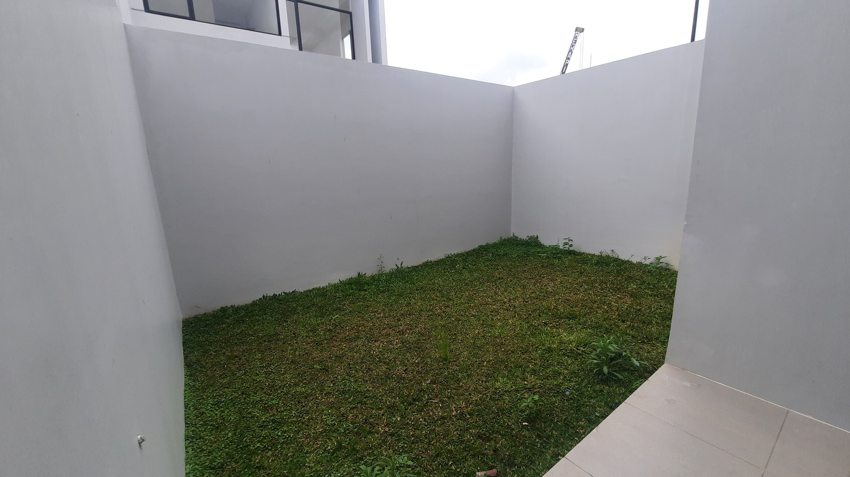 RUMAH MINIMALIS MODERN DI LOKASI STRATEGIS DEKAT JALAN BOULEVARD LIPPO CIKARANG DI CLUSTER CENDANA SPARK