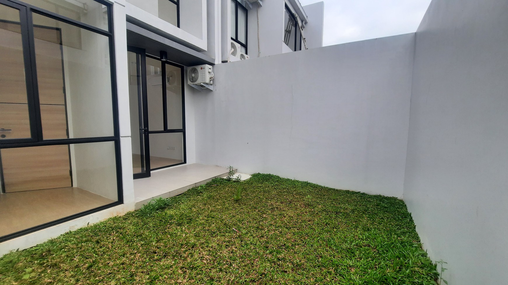 RUMAH MINIMALIS MODERN DI LOKASI STRATEGIS DEKAT JALAN BOULEVARD LIPPO CIKARANG DI CLUSTER CENDANA SPARK