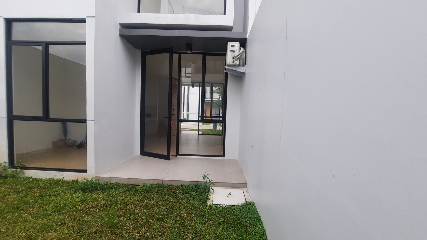 RUMAH MINIMALIS MODERN DI LOKASI STRATEGIS DEKAT JALAN BOULEVARD LIPPO CIKARANG DI CLUSTER CENDANA SPARK