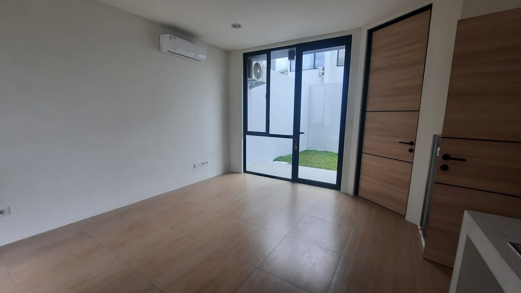 RUMAH MINIMALIS MODERN DI LOKASI STRATEGIS DEKAT JALAN BOULEVARD LIPPO CIKARANG DI CLUSTER CENDANA SPARK