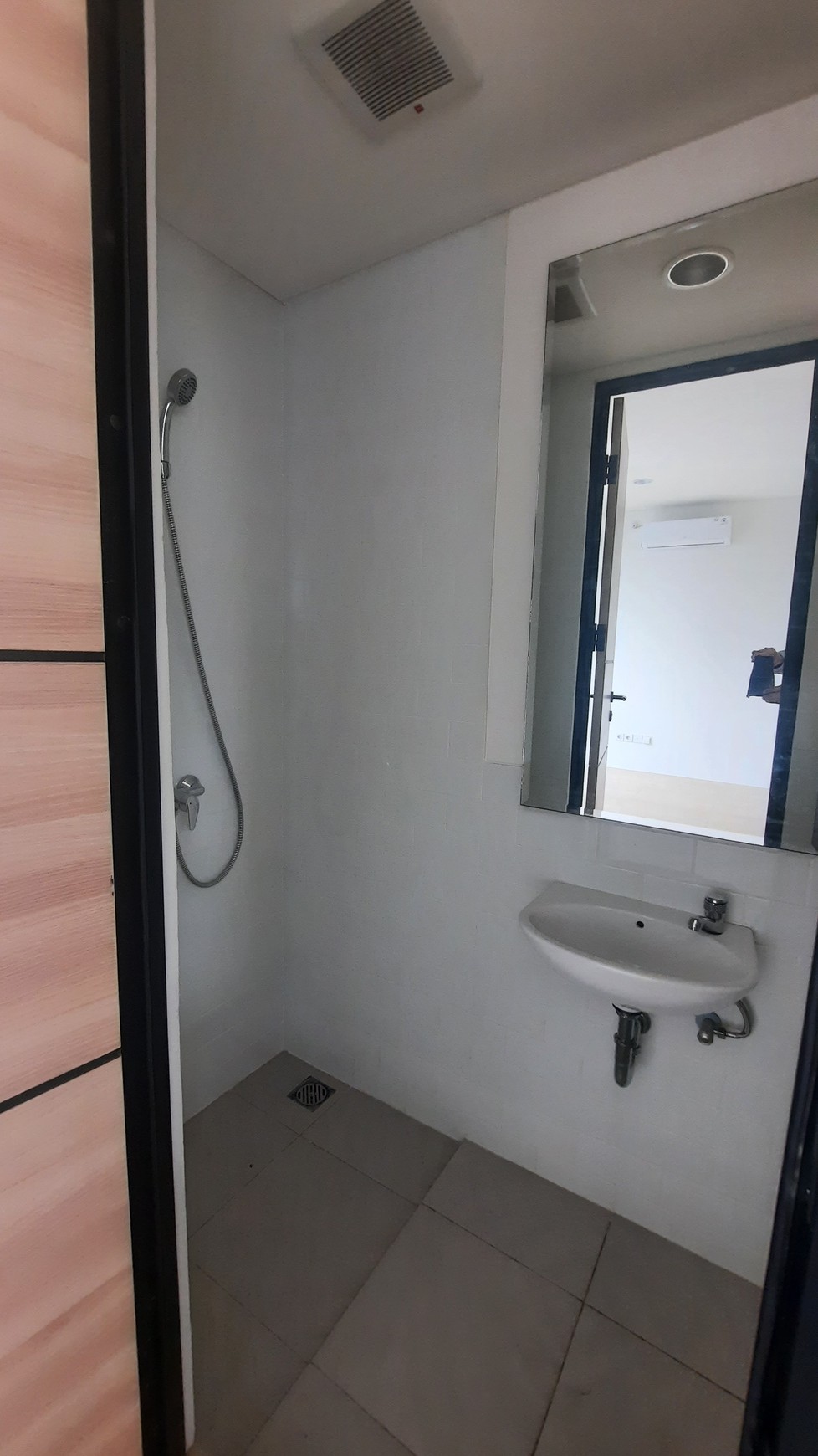 RUMAH MINIMALIS MODERN DI LOKASI STRATEGIS DEKAT JALAN BOULEVARD LIPPO CIKARANG DI CLUSTER CENDANA SPARK
