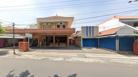 Rumah / Tempat Usaha ( Ex. Supermarket ) cocok untuk usaha apapun di Jl. Gajah Mada Kota Pasuruan, Nol Jalan Raya