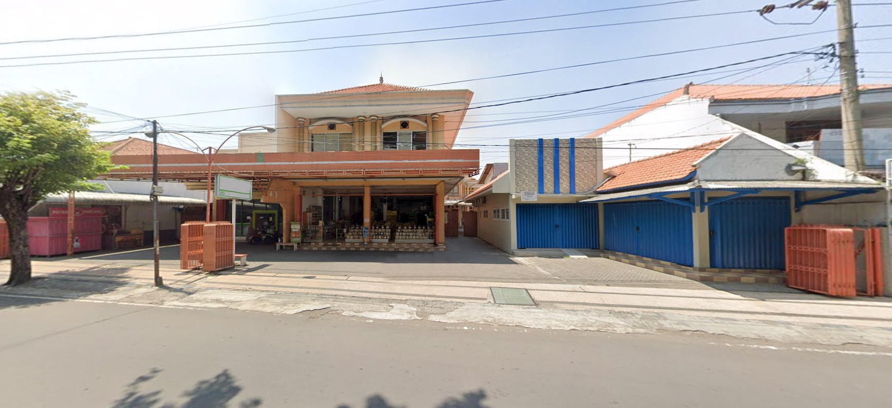 Rumah / Tempat Usaha ( Ex. Supermarket ) cocok untuk usaha apapun di Jl. Gajah Mada Kota Pasuruan, Nol Jalan Raya