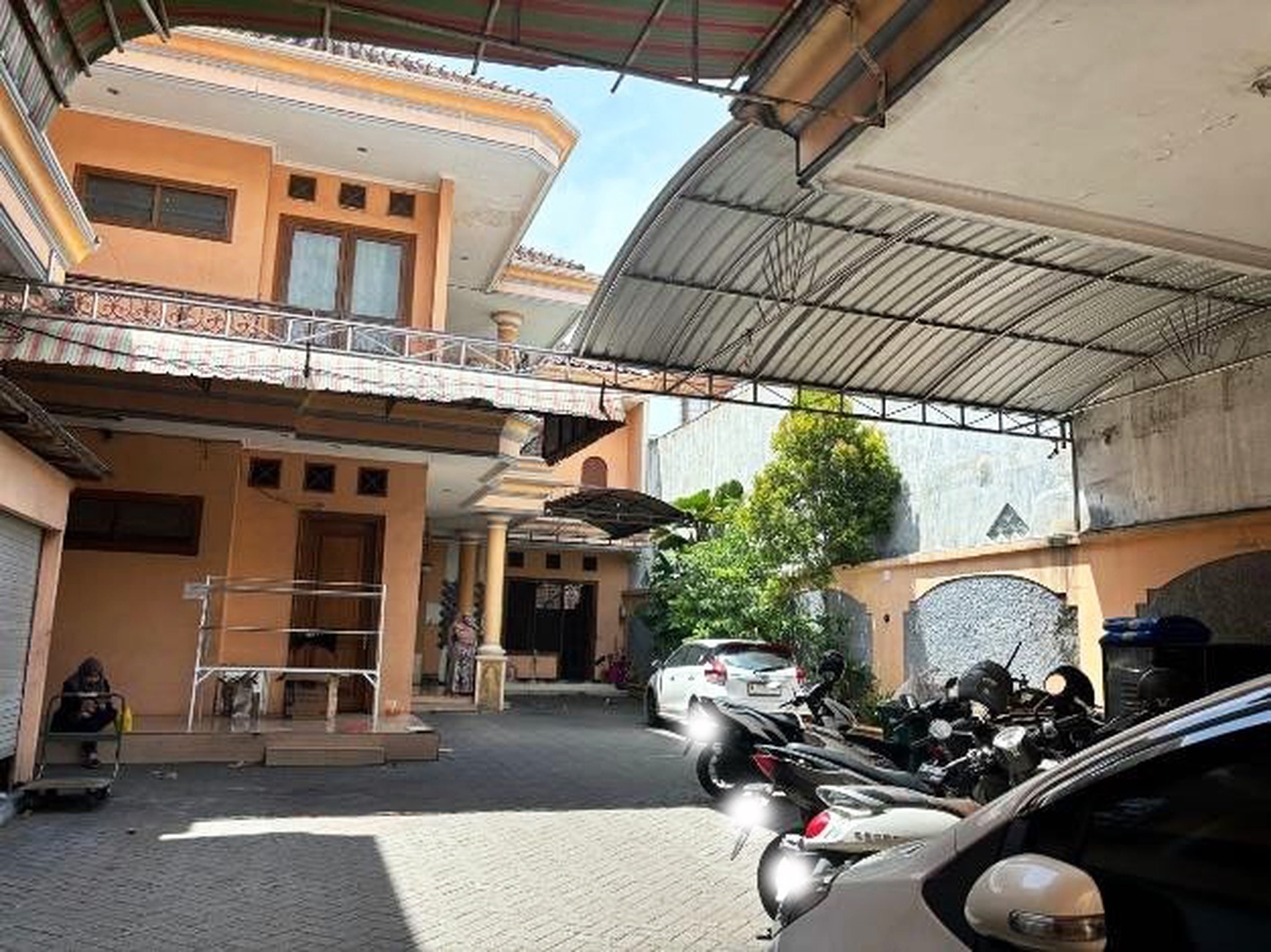 Rumah / Tempat Usaha ( Ex. Supermarket ) cocok untuk usaha apapun di Jl. Gajah Mada Kota Pasuruan, Nol Jalan Raya