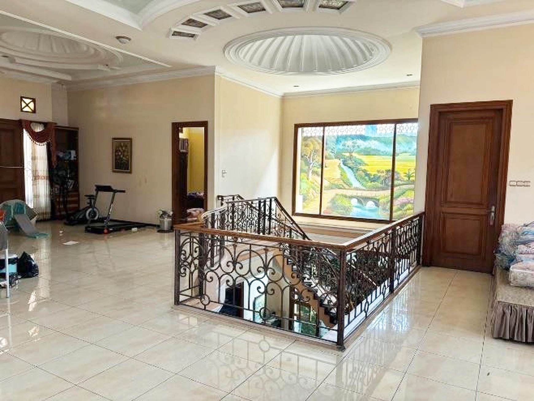 Rumah / Tempat Usaha ( Ex. Supermarket ) cocok untuk usaha apapun di Jl. Gajah Mada Kota Pasuruan, Nol Jalan Raya