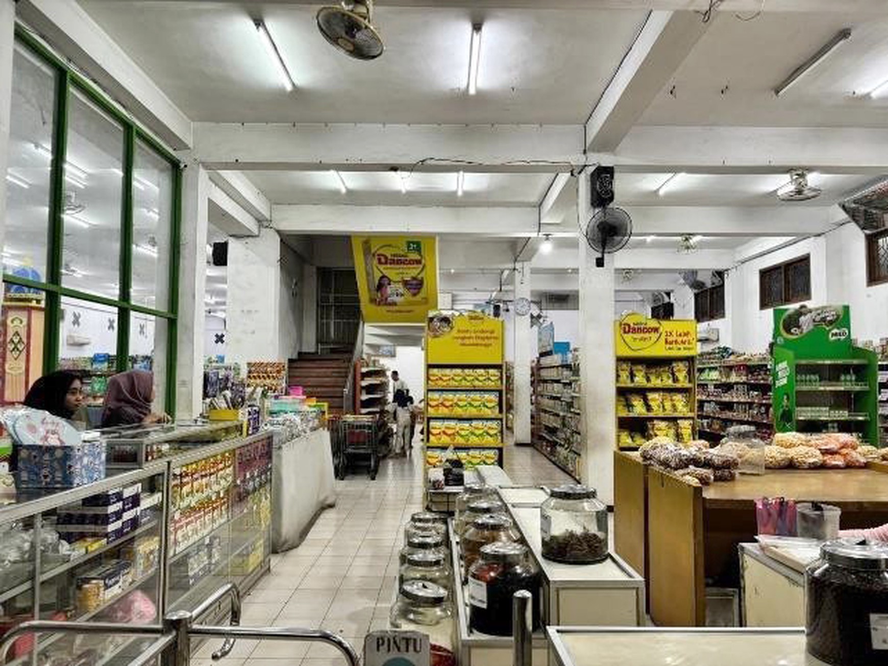 Rumah / Tempat Usaha ( Ex. Supermarket ) cocok untuk usaha apapun di Jl. Gajah Mada Kota Pasuruan, Nol Jalan Raya