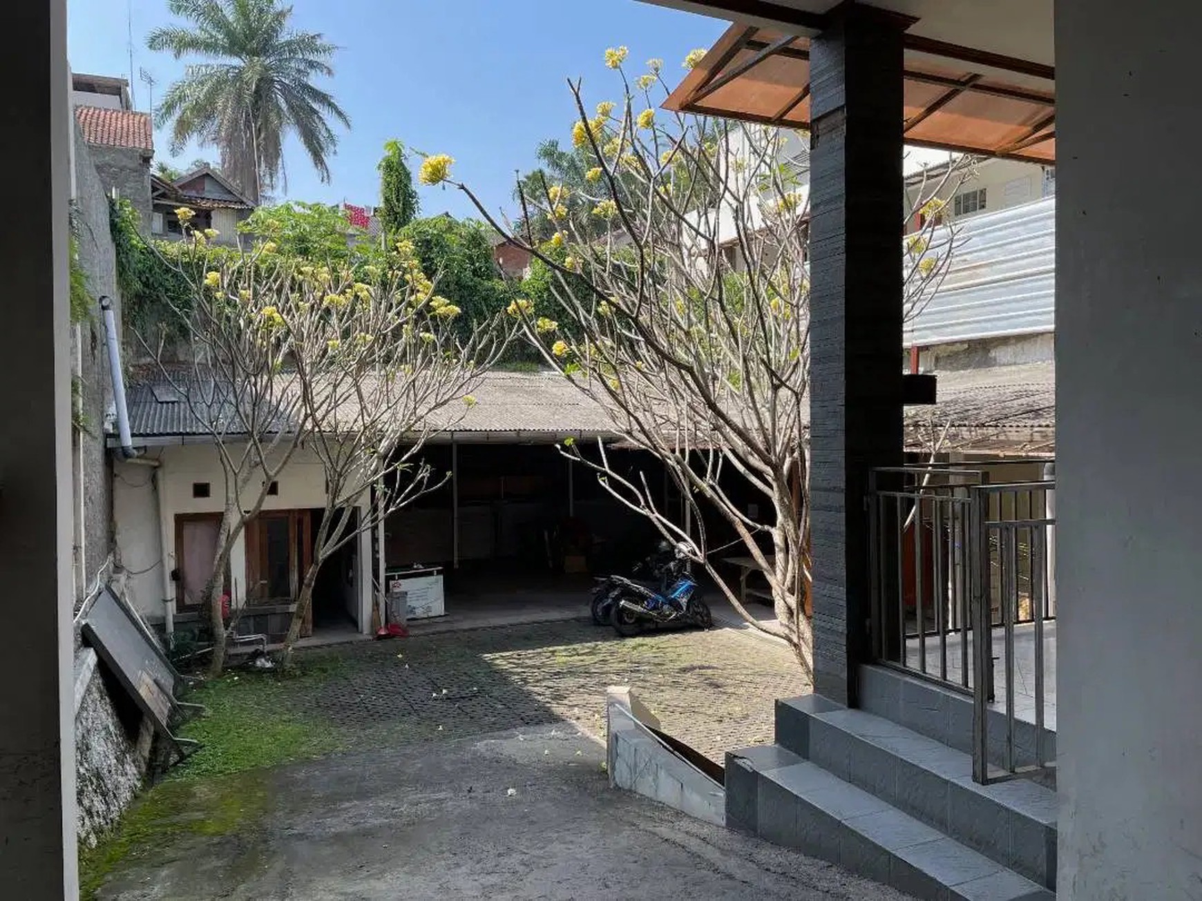 Rumah Lux Asri di Mainroad Cisitu, Bandung