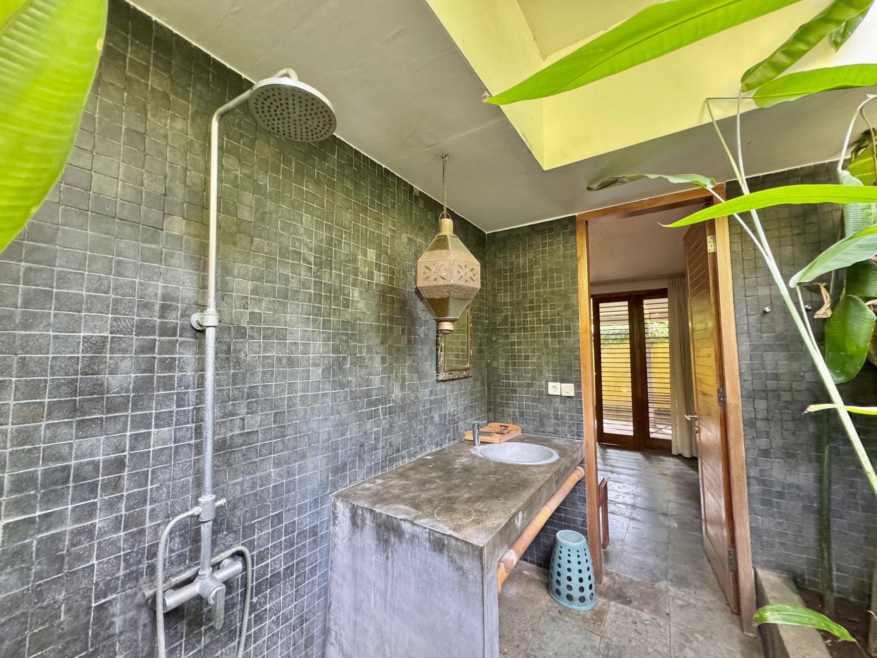 TROPICAL 5-BEDROOM VILLA JUST 3 MINUTES WALK TO LOVINA BEACH