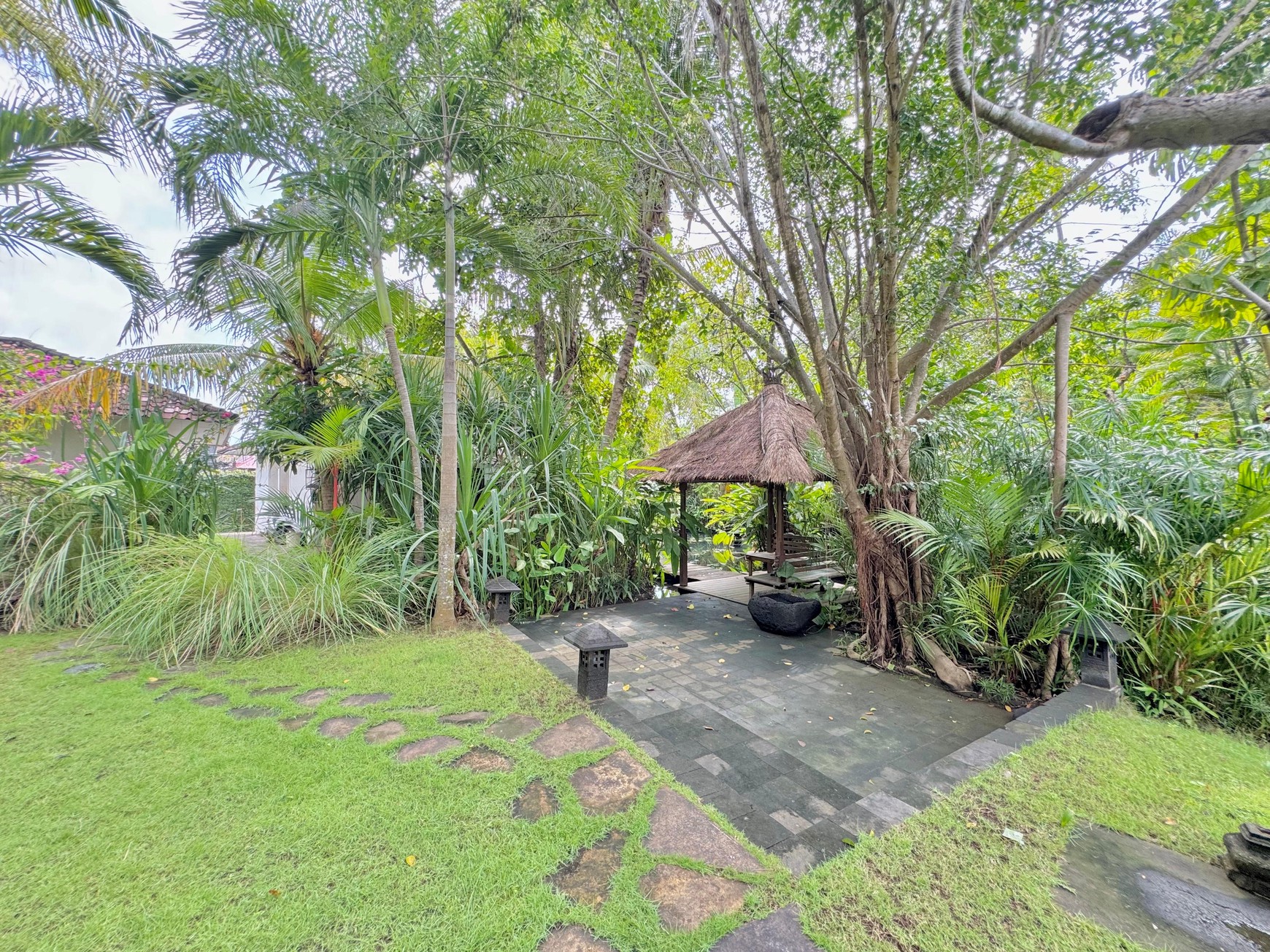 TROPICAL 5-BEDROOM VILLA JUST 3 MINUTES WALK TO LOVINA BEACH