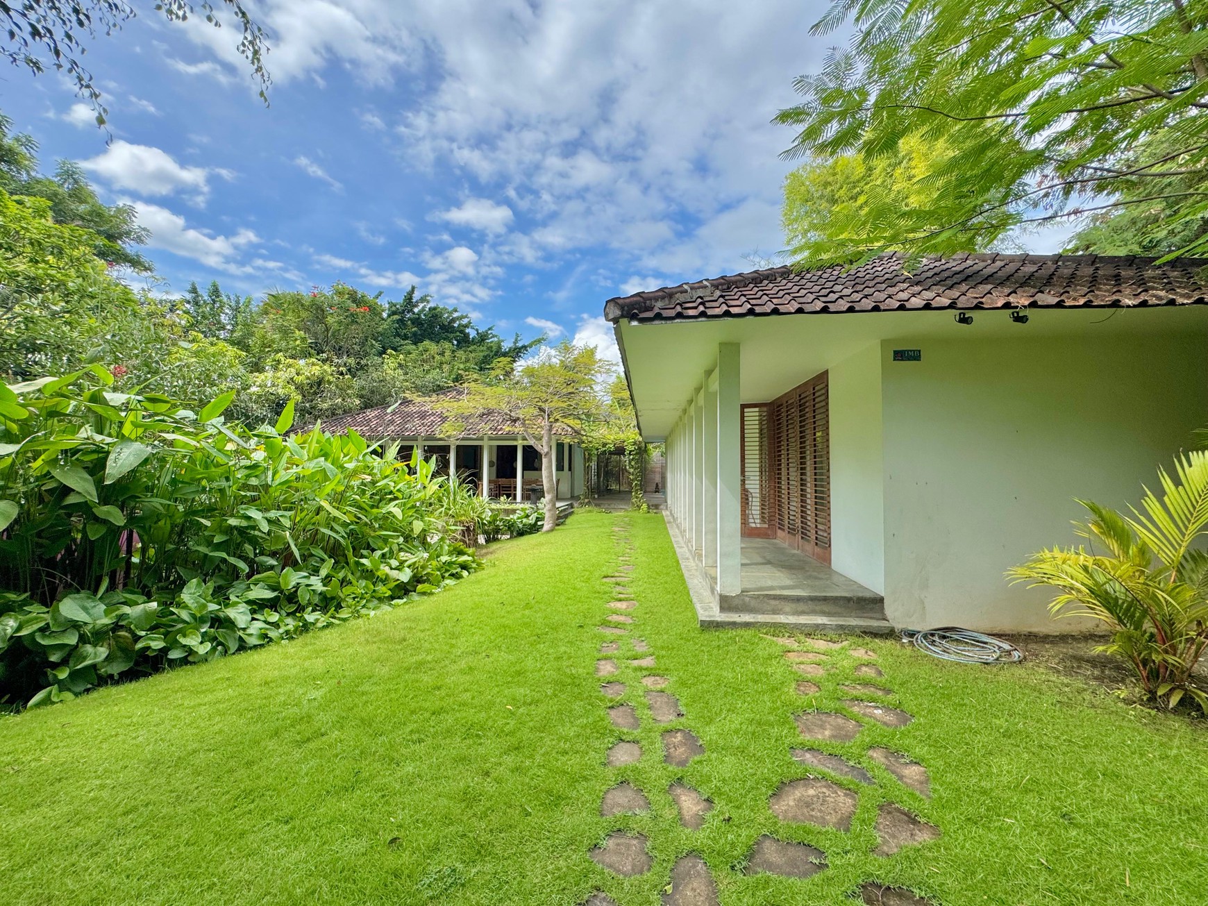 TROPICAL 5-BEDROOM VILLA JUST 3 MINUTES WALK TO LOVINA BEACH
