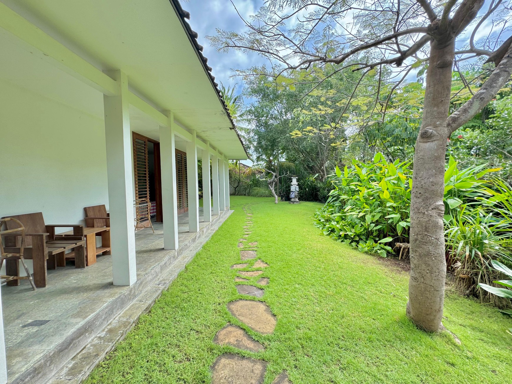 TROPICAL 5-BEDROOM VILLA JUST 3 MINUTES WALK TO LOVINA BEACH