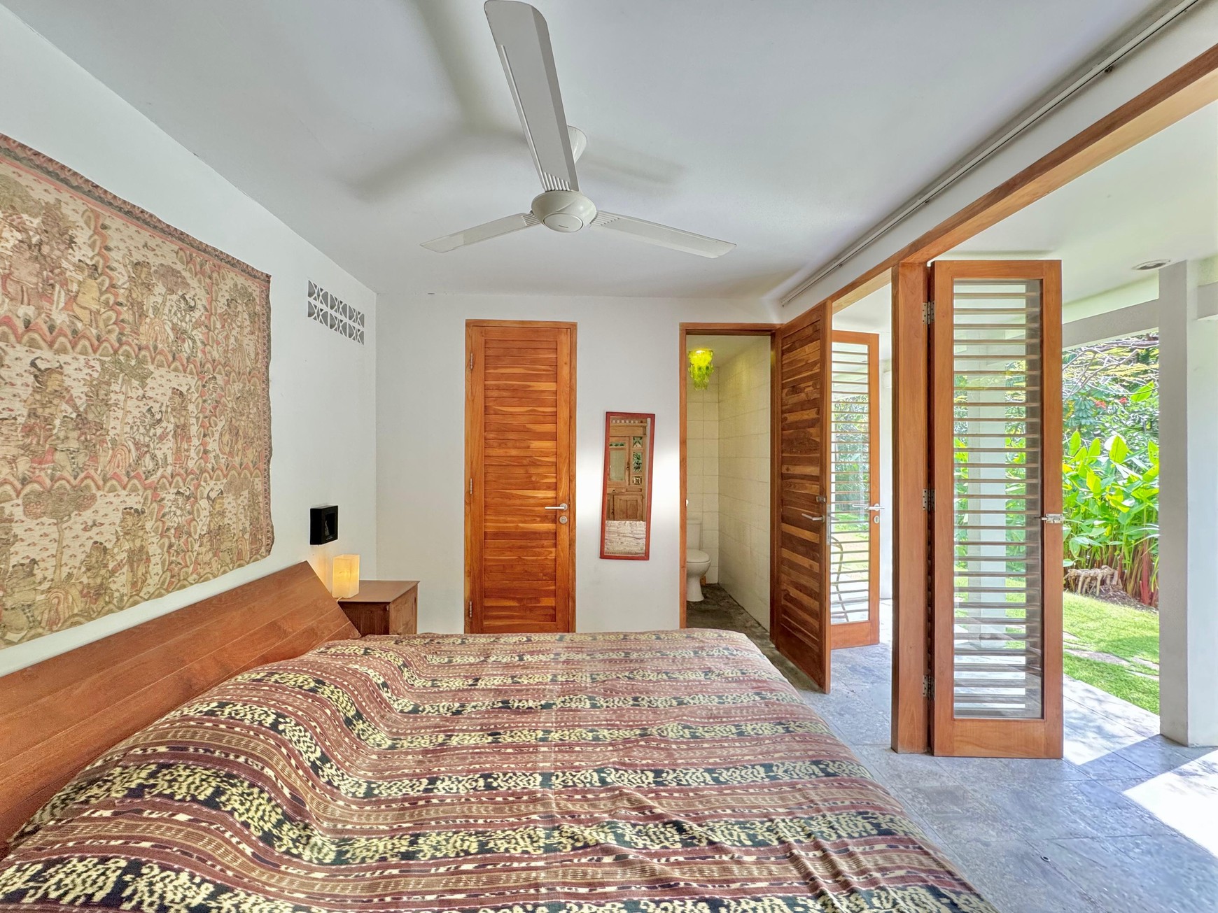 TROPICAL 5-BEDROOM VILLA JUST 3 MINUTES WALK TO LOVINA BEACH