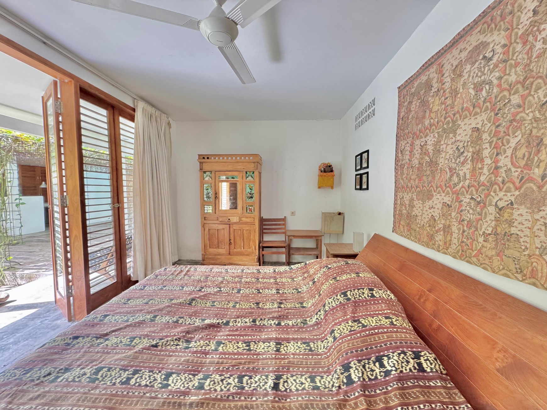 TROPICAL 5-BEDROOM VILLA JUST 3 MINUTES WALK TO LOVINA BEACH
