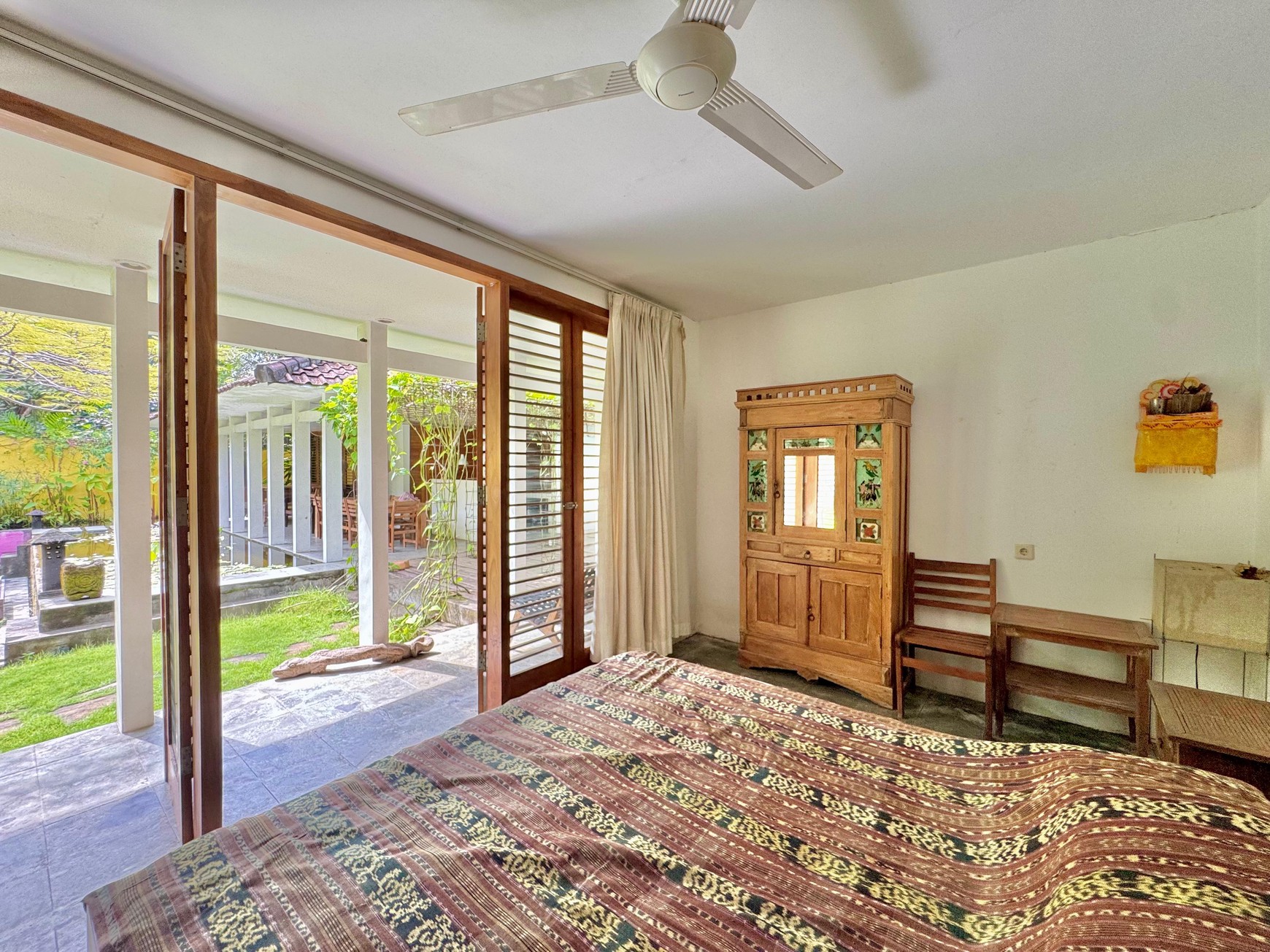 TROPICAL 5-BEDROOM VILLA JUST 3 MINUTES WALK TO LOVINA BEACH