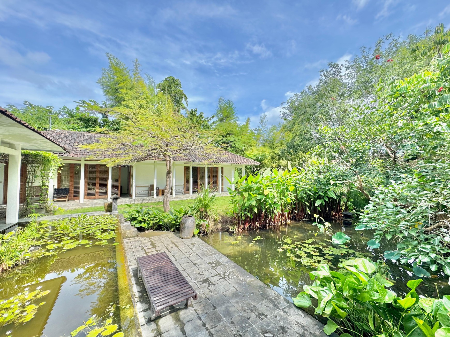 TROPICAL 5-BEDROOM VILLA JUST 3 MINUTES WALK TO LOVINA BEACH