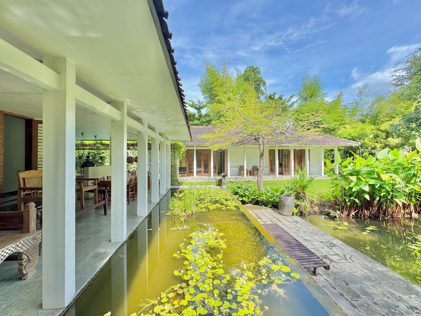 TROPICAL 5-BEDROOM VILLA JUST 3 MINUTES WALK TO LOVINA BEACH