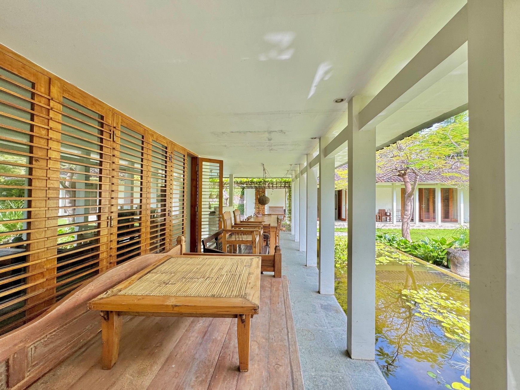 TROPICAL 5-BEDROOM VILLA JUST 3 MINUTES WALK TO LOVINA BEACH