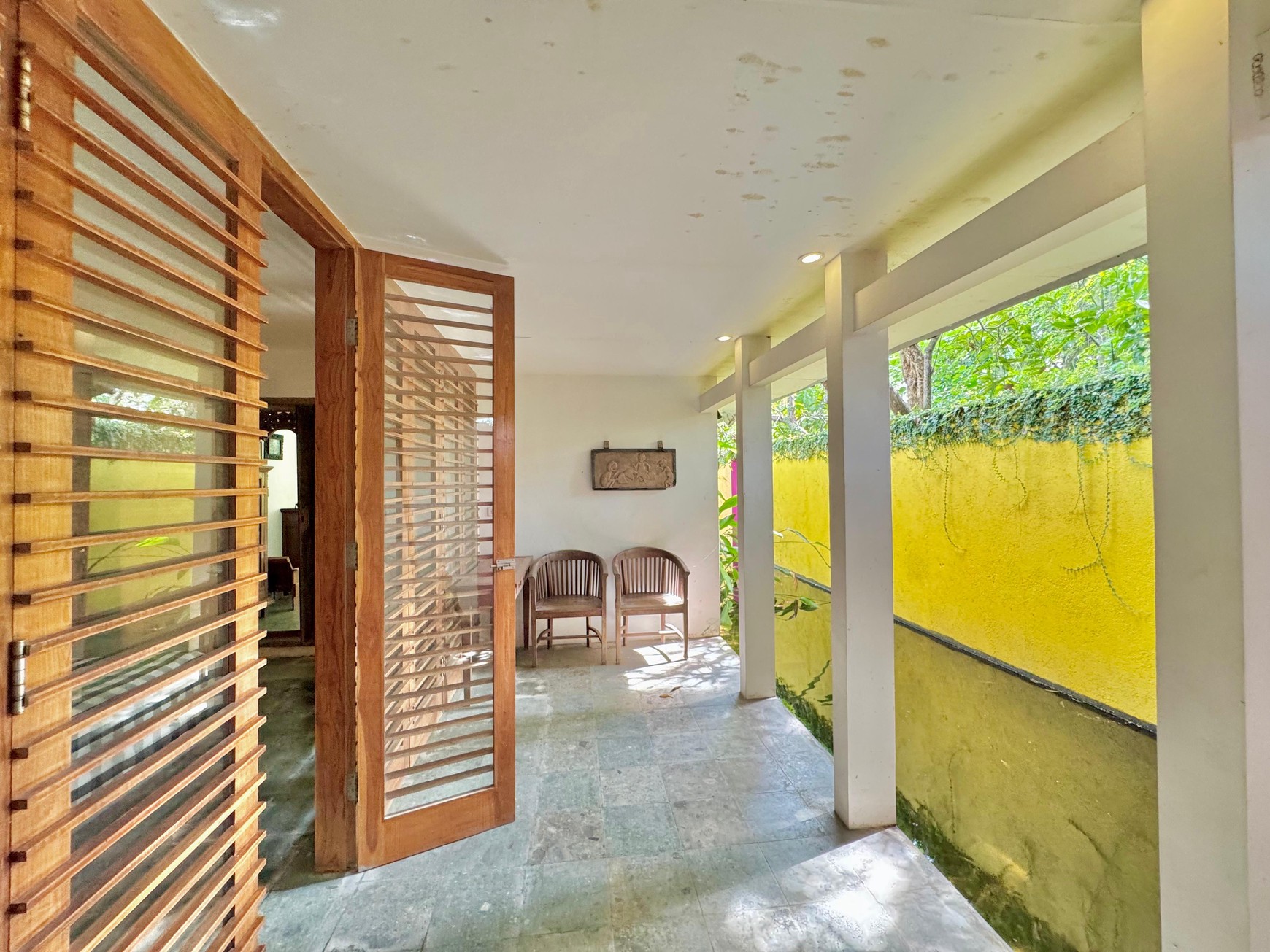 TROPICAL 5-BEDROOM VILLA JUST 3 MINUTES WALK TO LOVINA BEACH