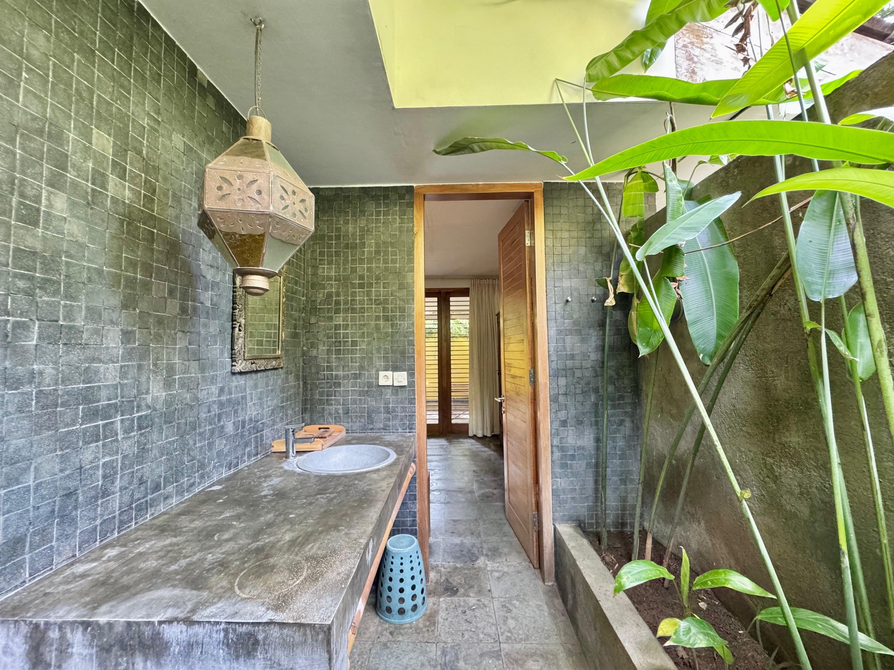TROPICAL 5-BEDROOM VILLA JUST 3 MINUTES WALK TO LOVINA BEACH