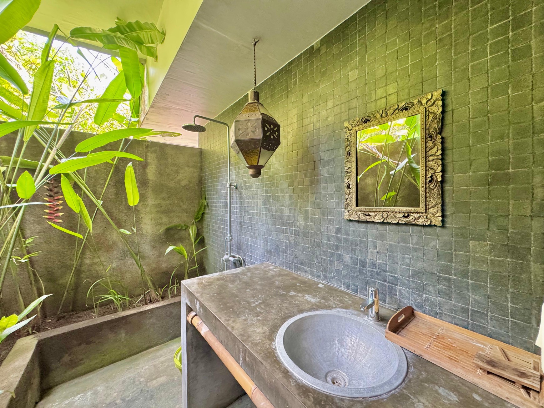 TROPICAL 5-BEDROOM VILLA JUST 3 MINUTES WALK TO LOVINA BEACH