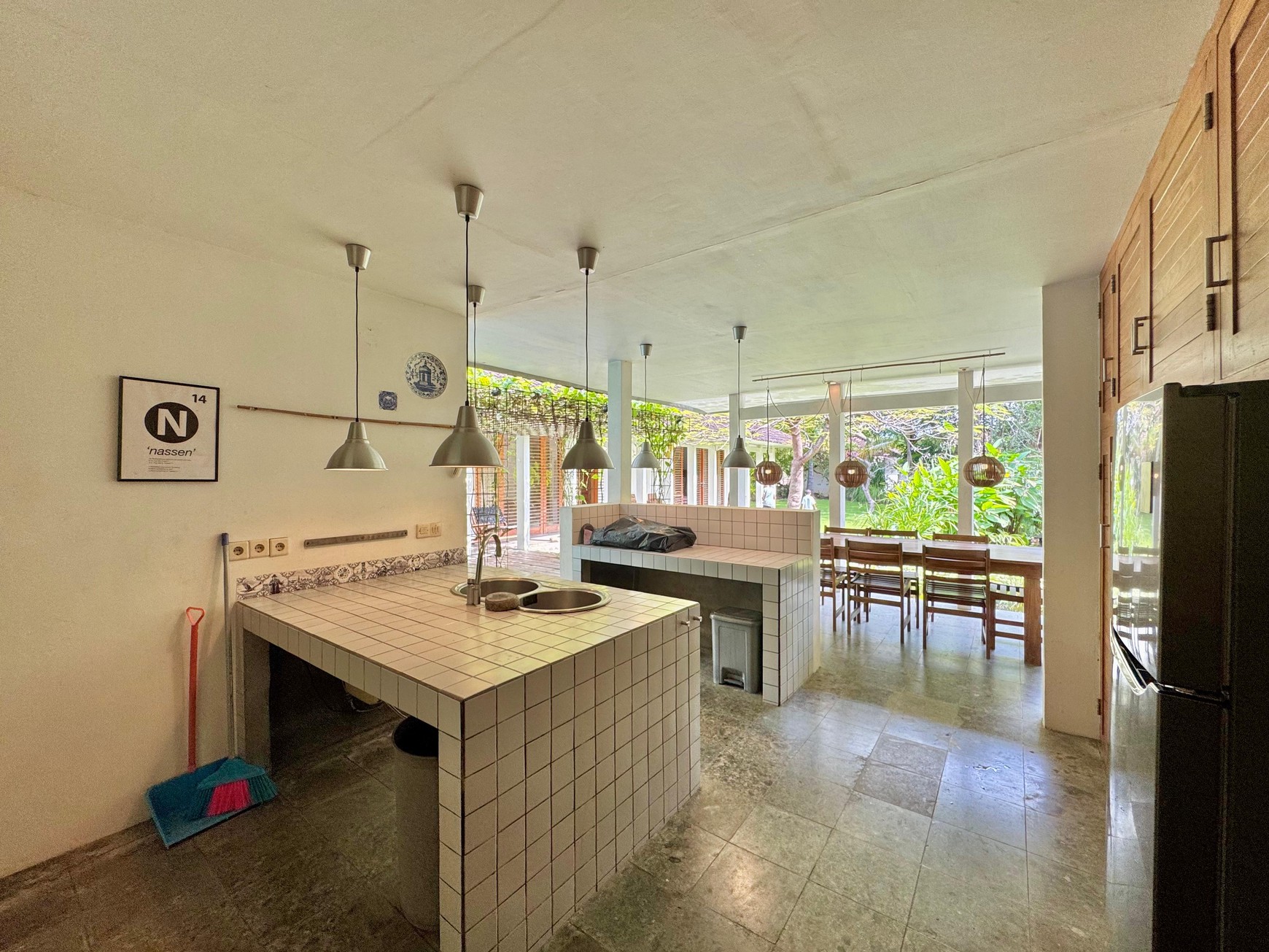 TROPICAL 5-BEDROOM VILLA JUST 3 MINUTES WALK TO LOVINA BEACH