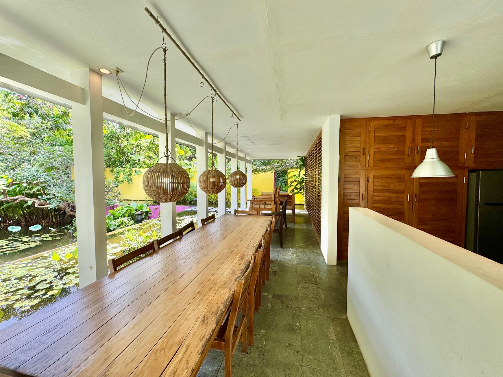 TROPICAL 5-BEDROOM VILLA JUST 3 MINUTES WALK TO LOVINA BEACH