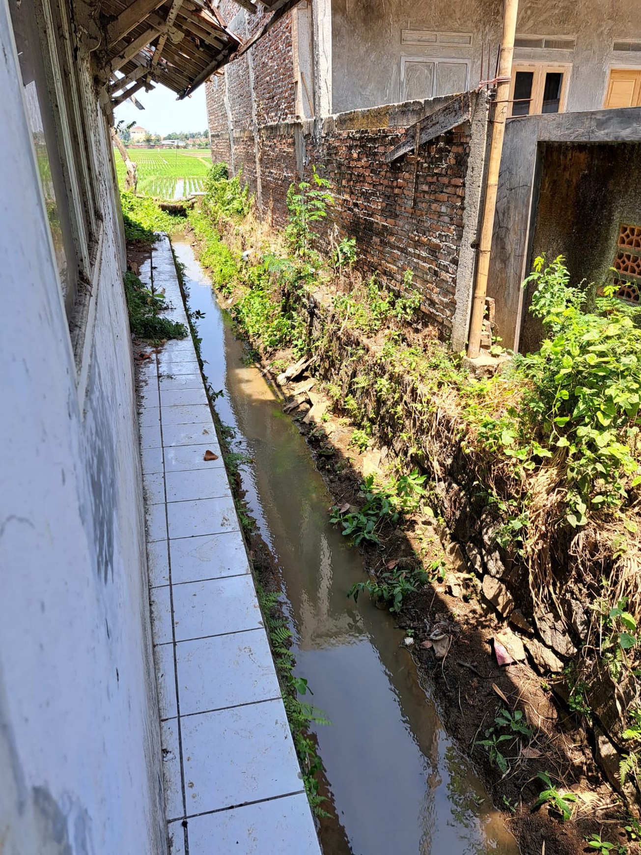 TANAH ADA BANGUNAN TETAPI DIANGGAP JUAL TANAH SAJA DI LOKASI STRATEGIS DI MAJALAYA KARAWANG TIMUR