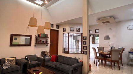 Rumah bangunan luas dan terawat di Bintaro Sektor 5