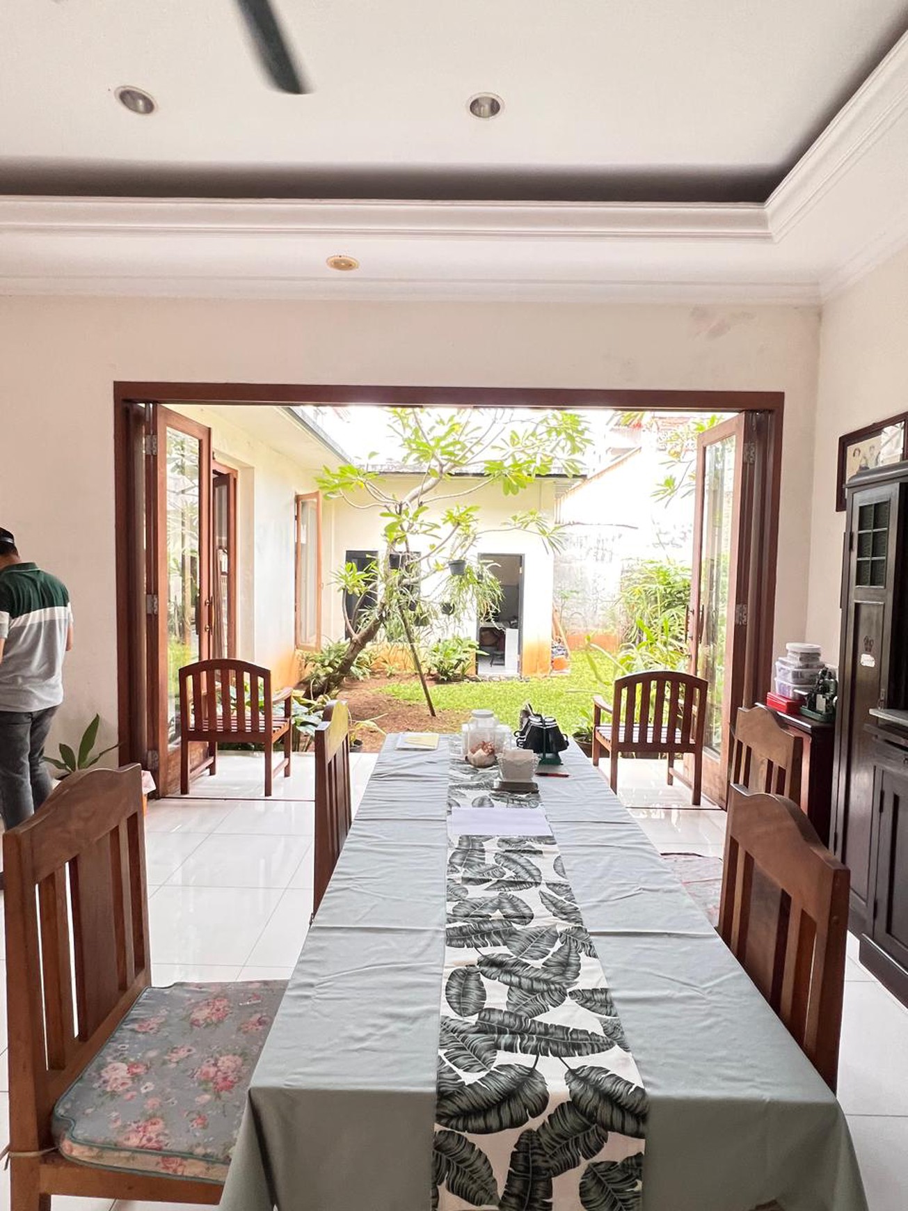 Rumah dengan halaman luas, asri dan terawat di Delman Tanah Kusir