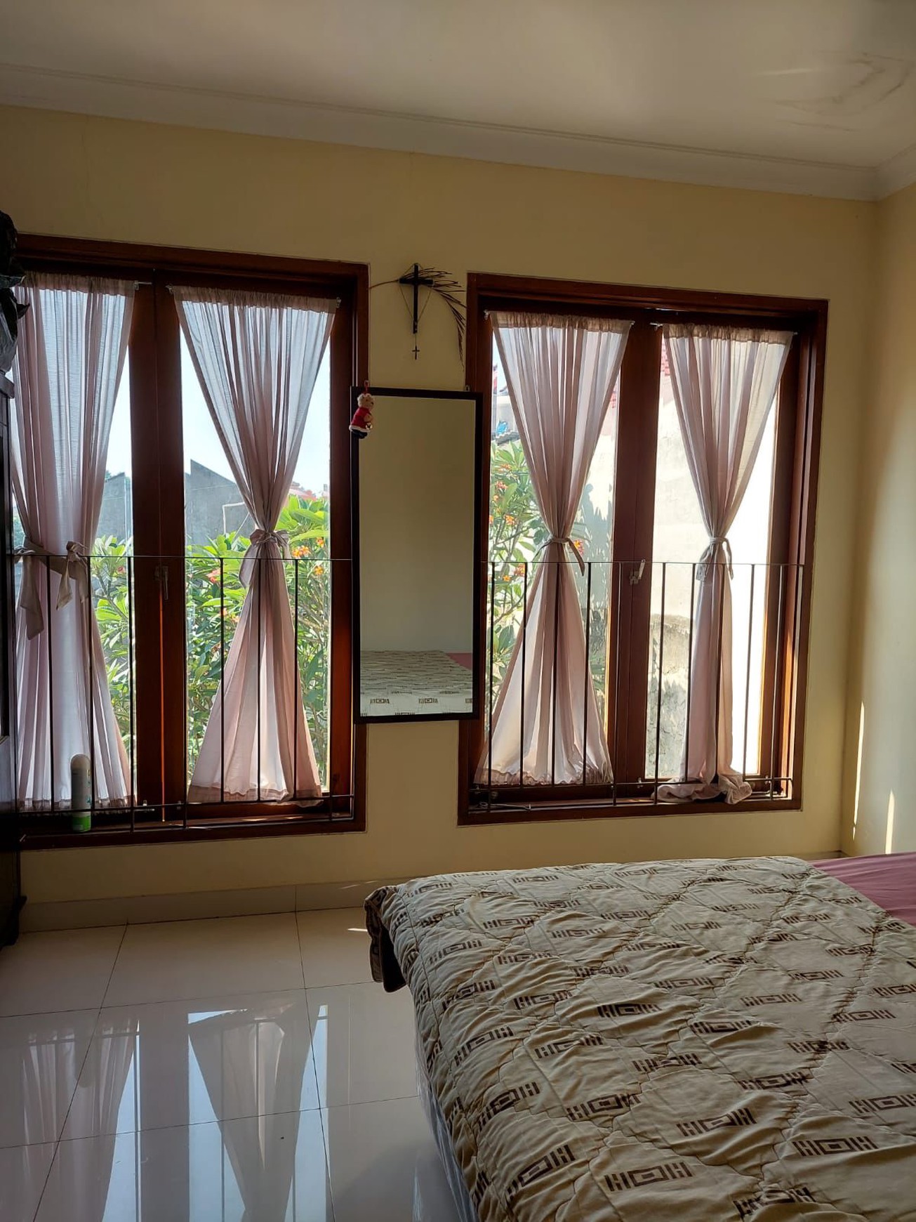 Rumah dengan halaman luas, asri dan terawat di Delman Tanah Kusir
