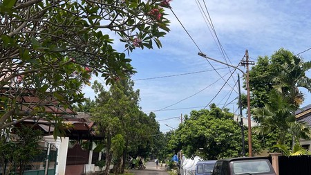 Rumah dengan halaman luas, asri dan terawat di Delman Tanah Kusir